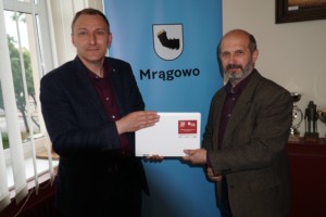 Mrągowo_Przekazanie komputerów odbyło się w Urzędzie Miejskim. na zdjęciu burmistrz Stanisław Bułajewski i dyrektor SP Nr 1 Dariusz Żyłowski.
